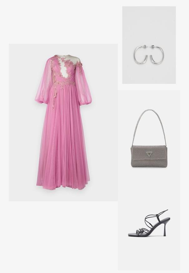 Duga ružičasta haljina od prozirnog materijala, s prozirnim korzetom ukrašenim cvjetnim vezom, balon rukavima i lepršavom suknjom.; Crne sandale na visokoj potpetici imaju tanke trake s čvorastim dizajnom, glatki kvadratni vrh i elegantnu stiletto petu.; Svijetlosivi metalik ruksač s lancem, ukrašen malim okruglim metalnim zakovicama i trokutastim logotipom marke.; Srebro naušnice u obliku prstena s glatkom, sjajnom završnom obradom. Zaobljenog oblika, laganog dizajna, s kopčom na poleđini.