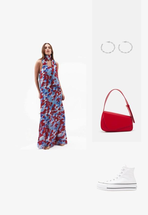 Abito maxi in tessuto leggero, caratterizzato da uno sfondo blu con motivi astratti rossi e blu, e una sciarpa coordinata legata attorno al collo.; Sneaker alta in tela bianca con suola in gomma nera, punta in gomma frontale e sei asole per i lacci, caratterizzata da un design pulito e minimalista.; Borsa a tracolla in pelle rossa con un design angolare e geometrico. Presenta una singola tracolla regolabile e una chiusura a patta con dettagli cuciti.; Orecchini a cerchio in argento con un design torciglionato, caratterizzati da una finitura lucida e chiusura a perno. Misurano circa 3 cm di diametro.