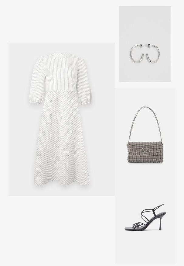 Robe blanche avec des rayures noires verticales et diagonales, encolure ronde et manches courtes bouffantes, fabriquée dans un tissu léger et lisse.; Des sandales noires à talons hauts avec des fines lanières au design noué, un bout carré lisse et un talon aiguille élégant.; Sac à main en métal gris clair avec une bandoulière en chaîne, orné de petits clous métalliques ronds et d'un logo de marque triangulaire.; Boucles d'oreilles en argent avec une finition lisse et brillante. Forme arrondie, conception légère, avec un fermoir à tige.