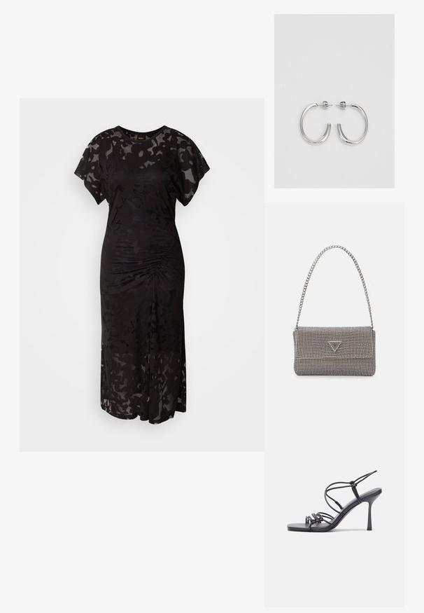 Čierne šaty vyrobené z polpriehľadnej tkaniny s kvetinovým vzorom. Majú krátke voľné rukávy, okrúhly výstrih a zhrnutie v páse.; Čierne sandále na vysokom podpätku majú tenké remienky s uzlovým dizajnom, hladký štvorcový špičku a elegantný stiletto podpätok.; Svetlošedá metalická kabelka s reťazovým popruhom, ozdobená malými kruhovými kovovými štítkami a trojuholníkovým logom značky.; Strieborné kruhové náušnice s hladkým a lesklým povrchom. Okrúhly tvar, ľahký dizajn, s uzáverom na kolík.