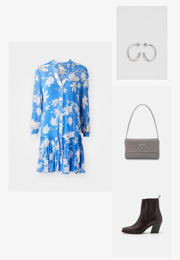 Abito floreale blu realizzato in tessuto leggero, con maniche lunghe, chiusura a bottoni e orlo a merletto a strati con motivi floreali bianchi.; Stivale alla caviglia in pelle marrone scuro con punta appuntita, dettagli a coste verticali sui lati e tacco a blocco di altezza media.; Borsa a mano metallica grigia chiara con tracolla a catena, impreziosita da piccoli chiodi metallici circolari e da un logo triangolare del marchio.; Orecchini a cerchio in argento con superficie liscia e lucida, caratterizzati da una forma curva e chiusura a perno. Design minimalista con finitura moderna.