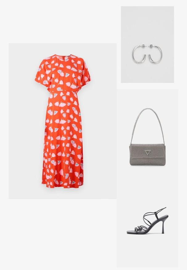 Abito rosso con maniche corte, caratterizzato da un motivo floreale nei toni del rosa e del teal. Il design include un collo rotondo e una silhouette morbida.; Sandali neri con tacco alto presentano sottili cinturini con design annodato, una punta quadrata liscia e un elegante tacco a spillo.; Borsa a mano metallica grigia chiara con tracolla a catena, impreziosita da piccoli chiodi metallici circolari e da un logo triangolare del marchio.; Orecchini a cerchio in argento con superficie liscia e lucida, caratterizzati da una forma curva e chiusura a perno. Design minimalista con finitura moderna.