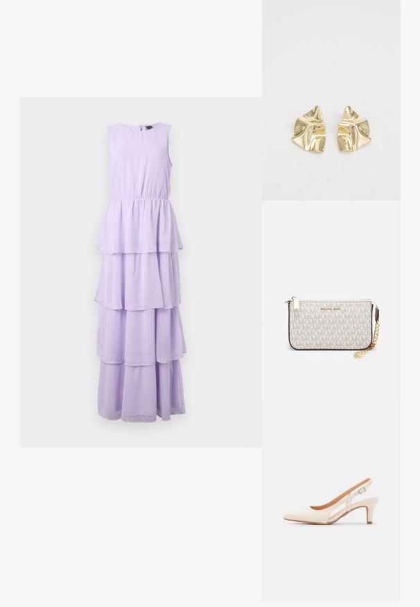 Lavendelkleurige mouwloze jurk met een gelaagd ontwerp, voorzien van een stippenpatroon, elastische taille en een sleutelgat sluiting aan de achterkant.; Witte slingback hak met een spitse neus, glad bovenmateriaal, lage blokhak en een design met uitsparingen aan de zijkant, voorzien van een verstelbare gespsluiting.; Michael Kors polsbandje in beige gecoate canvas met een herhaald MK-logo patroon, gouden hardware en een afneembare kettingriem.; Gouden metallic oorbellen met een golvend ontwerp; glad, weerspiegelend oppervlak; asymmetrische vorm; geen zichtbare patronen of hardware.