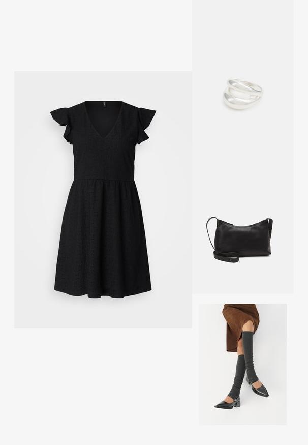 Črna obleka z V-izrezom, kratkimi nabrano obrobljenimi rokavi in teksturirano blago z vzorcem odprtin. Oblika razširjenega krila.; Črne lakirane čevlje s pointy prsti in blok peto ter z naramnicami za gleženj, ki jih kombiniramo s sivimi rebrastimi nogavicami in rjavim suknjičem iz usnja.; Črna usnjena torba čez ramo z gladko teksturo, ukrivljeno obliko, nastavljivim trakom in zadrgo. Minimalističen dizajn brez okrasnih detajlov.; Srebrn dvojni prstan z gladko, polirano površino. Ima tekoč, ukrivljen dizajn z prekrivajočimi se sekcijami za sodoben videz.