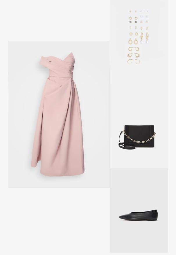 Pánt nélküli, padlóhosszan érő ruha világos rózsaszínben, drapírozott felsőrésszel és lágy redőkben bővülő szoknyával. Simább szövettextúra.; Fekete bőr balettcipő, hegyes orral, minimalista dizájn, sima textúra, alacsony sarkú, látható fémrész vagy díszítés nélkül.; Fekete bőr keresztpántos táska, sima textúrával, téglalap alakú és fém lánc részlettel az elején. Állítható pánttal ellátva.; Arany tónusú fülbevalók szettje, amely különféle mintákat tartalmaz, beleértve a stift fülbevalókat, karikákat és gyöngyökkel és strasszokkal díszített hosszú fülbevalókat.