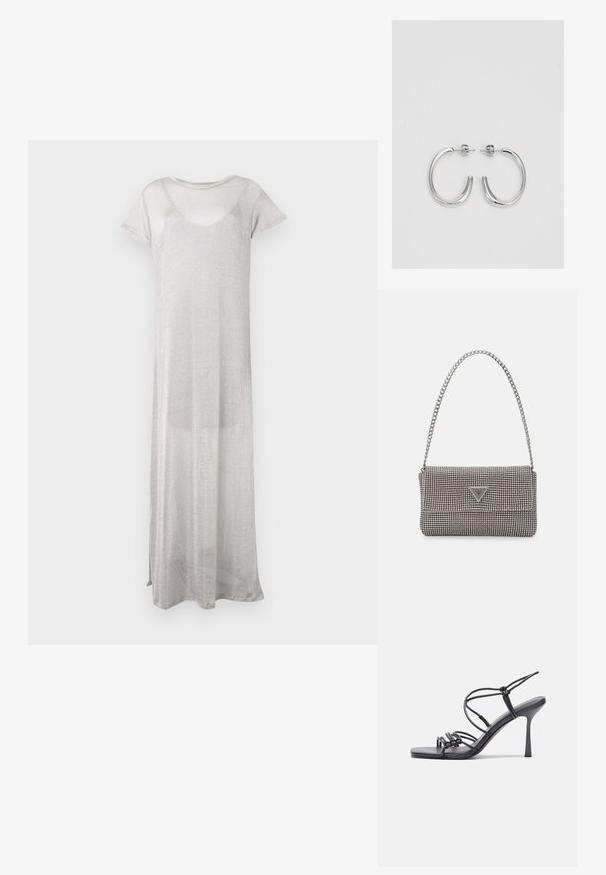 Vestido longo prateado feito de um tecido leve e transparente. Apresenta mangas curtas e um decote arredondado. Design simples e fluido, sem padrões.; As sandálias de salto alto pretas apresentam tiras finas com um design em nó, uma biqueira quadrada lisa e um elegante salto agulha.; Bolsa metálica cinza claro com uma alça de corrente, adornada com pequenos rebites metálicos circulares e um logótipo triangular da marca.; Brincos de argola prateados com um acabamento suave e brilhante. Forma arredondada, design leve, com fecho de pino.