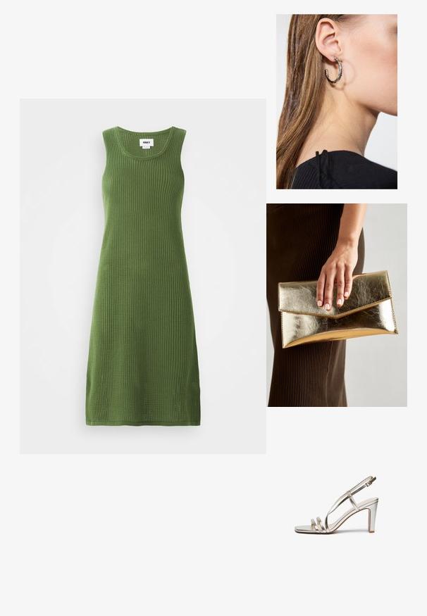 Pletena brezrokavna obleka v olivno zeleni barvi z rebrasto teksturo, ki ima okroglo ovratnik in stranske razpoke za lažje gibanje.; Metalne srebrne sandale na visoki peto z odprtim prstom, ki imajo tri tanke naramnice čez nogo in naramnico okoli gležnja z zaponko.; Zlatna metalna torbica s glatko teksturo, ki ima trikotno zapiranje. Roka, ki jo drži, ima lepo urejene nohte.; Srebrna obročasta uhana s polirano površino, ki vključuje majhne zlate poudarke in okroglo obliko, nošena na ušesnem lobu.