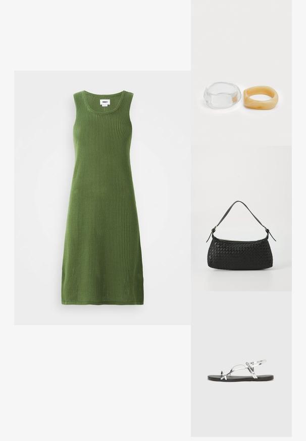 Zöld olíva színű kötött ujjatlan ruha, ribbelt textúrával, kerek nyakkivágással és oldalsó hasítékokkal a szabad mozgás érdekében.; Ezüst fémes szandálok minimális kialakítással, vékony pántokkal és fekete lapos talppal. Kiemeli a keresztpántos díszítést.; Fekete szőtt válltáska sima bőrszíjjal és cipzáros záródással. Texturált felülete és ívelt formája van.; Tiszta és borostyán színű gyanta gyűrűk, az egyik sima és átlátszó, a másik texturált, borostyán bevonattal rendelkezik. Mindkettő kerek, tömör formatervezésű.