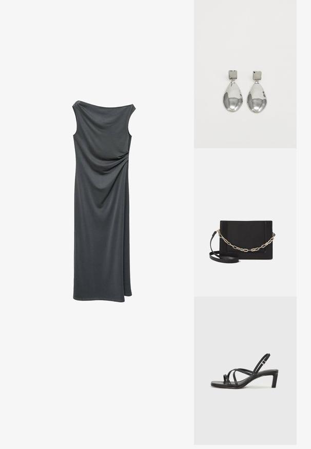 Szara maxi sukienka z dekoltem bez ramiączek, gładką fakturą materiału oraz marszczeniem w talii, co zapewnia zwiewny kształt.; Czarne sandały na obcasie z prostokątnym noskiem i niskim słupkowym obcasem. Posiadają wiele cienkich pasków i regulowany pasek na kostkę. Wykonane z gładkiej skóry.; Czarna skórzana torebka typu crossbody z gładką teksturą, prostokątnym kształtem oraz metalowym detalem w postaci łańcuszka z przodu. W zestawie regulowany pasek.; Srebrne kolczyki w kształcie kropli z kwadratowym sztyftem, cechujące się gładkim, polerowanym wykończeniem oraz kształtem łzy, odbijające światło dzięki błyszczącej powierzchni.