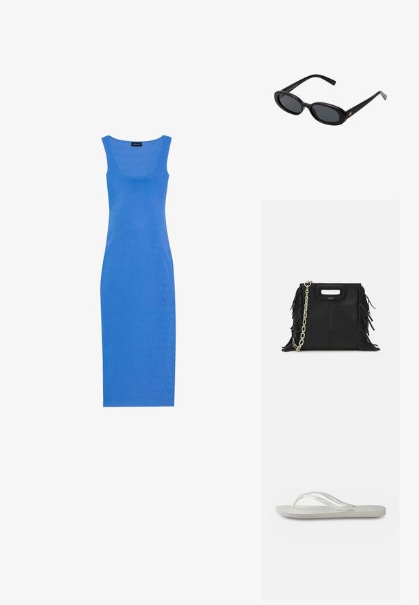 Kék, bordázott midi ruha, amely testhez simuló fazonú, négyzet alakú dekoltázzsal és széles vállpántokkal rendelkezik. Puha, rugalmas anyagból készült.; Fehér flip-flop, textúrált talppal, vékony pántokkal és lapos kialakítással. Gumi anyagból készült, finom logóval a talprészén.; Fekete, oversize napszemüveg ovális lencsékkel, sima műanyag kerettel és arany részletekkel a fülpánton. Sötét lencséi védelmet nyújtanak a napfény ellen.; Fekete bőr kézitáska, frufrus részletekkel, arany láncos vállpánttal és kivágott fogantyúval. Az elülső részen logó található.