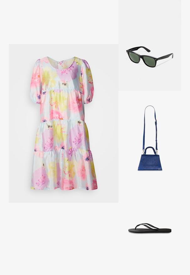 Lillelille kleit, millel on pastellroosad, kollased ja violetset värvi lilledega helesinine taust. Puff-särgid ja kihiline seelik.; Mustad mustes suss, millel on tekstureeritud kummist põhi, kaks peenikest rihma ja tagasihoidlik, reljeefne logo detail rihmal.; Mustad mustan plastiku prillid roheliste läätsedega, ruudukujulised raamid, hõbedane aksent kulmude peal ja tekstuuriga tempelkäed. Brändi nimi on märgitud sisevarrele.; Sinine kunstnahast kott, millel on kolmnurkne kuju, ülemine käepide ja reguleeritav õlarihm. Omab siledat tekstuuri ja esiküljel klappi.