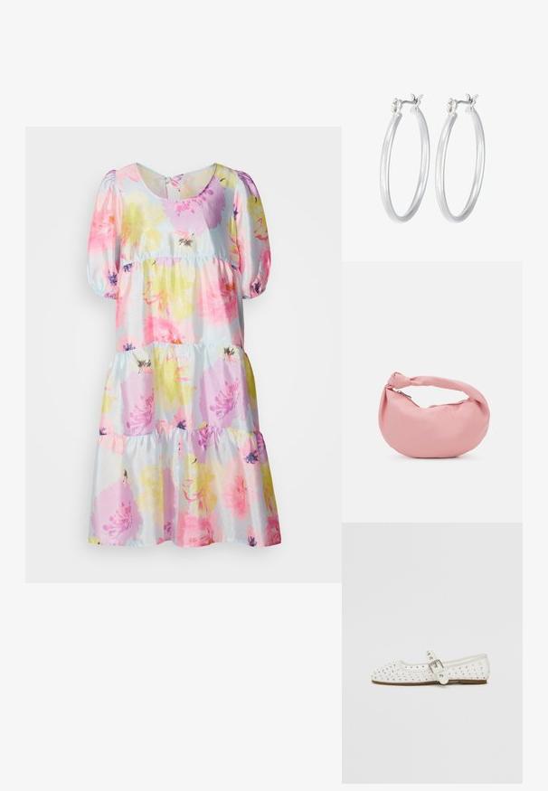 Blomstret kjole med pastel rosa, gule og lilla blomster på en lys blå baggrund. Puffærmer med en lagdelt nederdel design.; Hvide flade sko med spidse tæer, prydet med sølvnitter, har en spænde rem over vristen og en lys brun sål.; Even&Odd Håndtasker - pink; Sølv hoop øreringe med en glat, poleret overflade. Rund form og sikker klik-lukning. Letvægtsdesign, der er velegnet til hverdagsbrug.