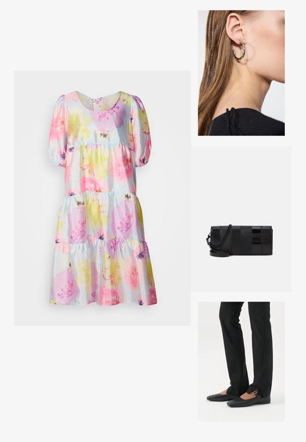 Blumenkleid mit pastellfarbenen rosa, gelben und lila Blumen auf einem hellblauen Hintergrund. Puffärmel mit einem gestuften Rockdesign.; Schwarze Leder-Ballerinas mit spitzer Zehenpartie, Riemchen mit silberner Schnalle, kombiniert mit schwarzen taillierten Hosen mit Schlitzsaum.; Schwarze Zubehörtasche mit einer Mischung aus glänzenden, strukturierten Paneelen und einem Kettenriemen. Rechteckige Form mit glatter Oberfläche und subtilen Akzenten.; Silberne Creolen mit polierter Oberfläche, die kleine goldene Akzentdetails und eine runde Form aufweisen, am Ohrläppchen getragen.