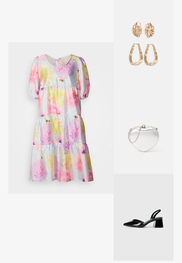 Robe fleurie avec des fleurs pastel roses, jaunes et violettes sur un fond bleu clair. Manches bouffantes avec une jupe à volants.; Escarpins en cuir verni noir avec bout pointu et talon bloc géométrique. Présente un design élégant et minimaliste ainsi qu'une texture lisse.; Pochette en métal argenté en forme de cœur avec une texture lisse, fermeture à clapet et une bandoulière en chaîne argentée.; Boucles d'oreilles dorées présentant des formes texturées et ondulées. Comprend des clips sculpturaux et un design de créoles ouvertes avec une finition martelée.