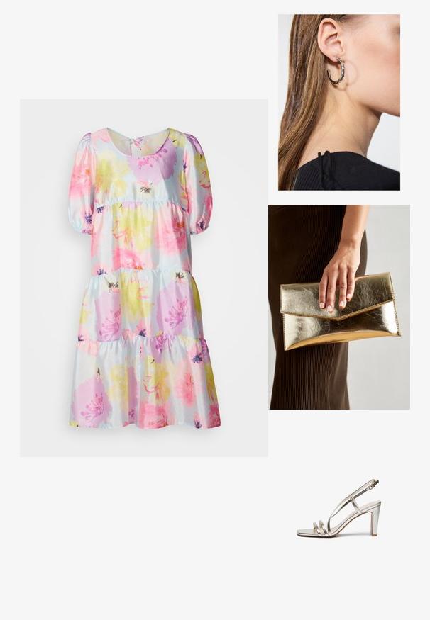 Bloemenjurk met pastelroze, gele en paarse bloemen op een lichtblauwe achtergrond. Pofmouwen en een gelaagde rok.; Metallisch zilveren hoge hak sandaal met een open teen, voorzien van drie dunne banden over de voet en een enkelband met een gesp.; Gouden metallic clutchbag met een gladde textuur, voorzien van een driehoekige klep sluiting. De hand die het vasthoudt heeft netjes manicured nagels.; Zilveren oorbel met een gepolijste afwerking, met kleine gouden accentdetails en een ronde vorm, gedragen op de oorlel.