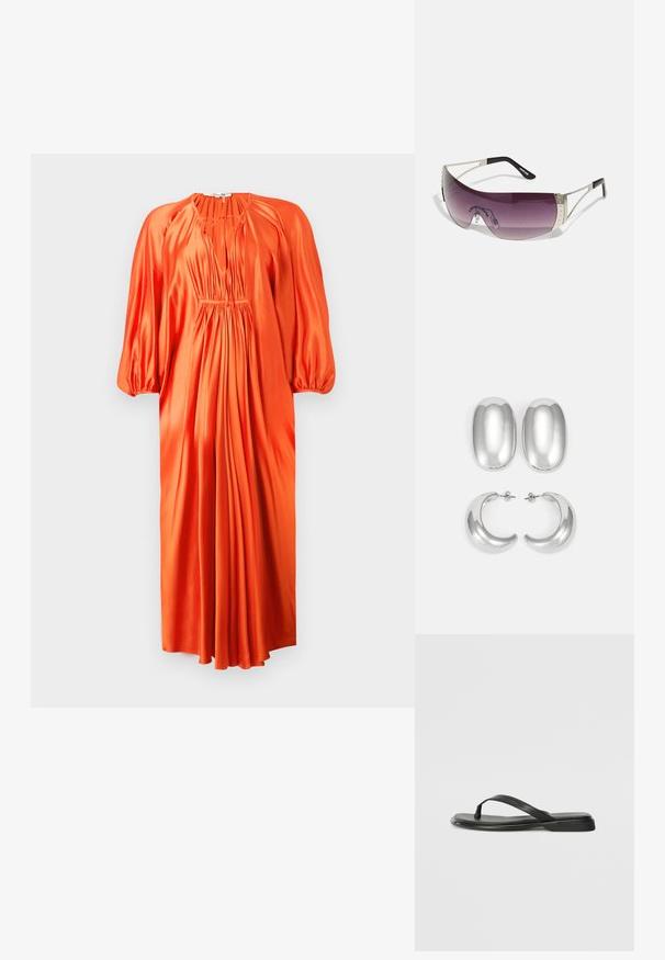 Pomarańczowa satynowa sukienka z długimi puffowanymi rękawami, głębokim dekoltem w kształcie V i marszczeniami w talii, opadająca do długości w połowie łydki. Gładka textura.; Czarne klapki wykonane z gładkiej skóry, z cienkim paskiem i płaską podeszwą o minimalistycznym profilu. Brak widocznych wzorów lub akcentów.; Okulary przeciwsłoneczne z dużymi, zakrzywionymi, purpurowymi soczewkami, srebrnymi metalowymi akcentami i czarnymi zausznikami z logo. Widoczne są teksturowane detale na oprawie.; Zestaw srebrnych kolczyków: dwa owalne wkręty i dwa półokrągłe kolczyki w kształcie księżyca, z błyszczącym, gładkim wykończeniem i zaokrąglonym kształtem.
