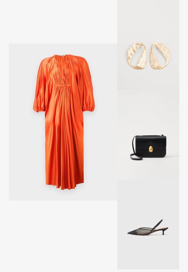 Oranges Satin Kleid mit langen Puffärmeln, tiefem V-Ausschnitt und gerafften Falten an der Taille, das bis zur Mitte der Wade reicht. Glatte Textur.; NEOUS IRENA - Pumps - black; Schwarze Lederhandtasche mit strukturierter rechteckiger Form. Verfügt über einen goldenen ovalen Verschluss und einen dünnen Schulterriemen. Glatte Textur.; Ein Paar unregelmäßige, oval geformte Ohrringe aus goldfarbenem Metall mit einer strukturierten, leicht gehämmerten Oberfläche auf weißem Hintergrund.