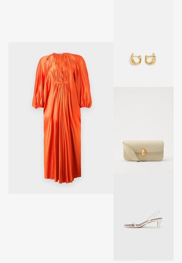 Narancsszínű selyemruha hosszú puffujjakkal, mély V-nyakkal és rakott redőkkel a deréknál, középkaláig érő hosszúsággal. Sima textúra.; Fehér, pántos szandál enyhe sarokkal, vékony pántokkal és sima bőr textúrával; kis díszítő csattal rendelkezik.; Beige bőrtáska sima textúrával, téglalap alakban, arany ovális zárral. Hosszú, állítható pánttal rendelkezik.; Arany karika fülbevalók sima, lekerekített kialakítással, fényes felülettel. A fülbevalók kompakt, tömzsi formájúak, és zökkenőmentes kapoccsal rendelkeznek.