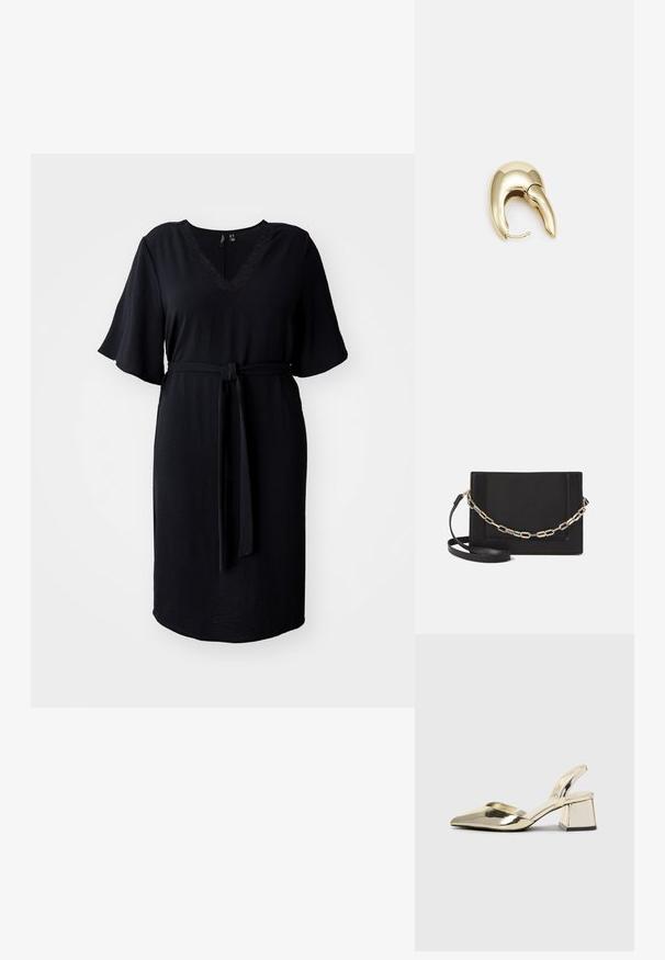 Schwarzes knielanges Kleid mit kurzen, ausgestellten Ärmeln, V-Ausschnitt, Spitzenverzierungen und einem Stoffgürtel für eine definierte Taille. Glatte, strukturierte Stoffqualität.; Goldene, metallische Slingback-Absätze mit spitzem Zeh und dicker Ferse. Glatte Textur, minimalistisches Design und ein schmaler Riemen.; Schwarze Leder-Crossbody-Tasche mit glatter Textur, rechteckiger Form und metallic-kettendetail auf der Vorderseite. Verstellbarer Gurt inklusive.; Ohrringe aus goldfarbenem Metall mit einem schlanken, geschwungenen Design. Sie verfügen über eine markante, spitze Form, eine polierte Oberfläche und einen Scharnierverschluss.