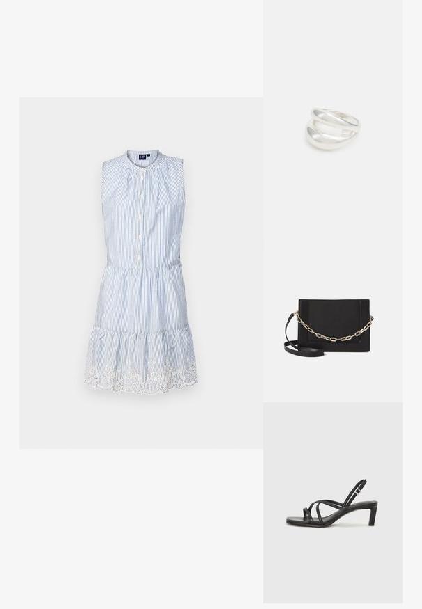 GAP TIERED - Paitamekko - blue stripe; Mustat hihnalligat, joissa on neliön muotoinen kärki ja matala lohkokorko. Ominaisuuksiin kuuluu useita ohuita hihnoja ja säädettävä nilkkahihna. Valmistettu sileästä nahasta.; Musta nahkainen olkalaukku, jossa on sileä pinta, suorakulmainen muoto ja metalliketju yksityiskohtana edessä. Mukana säädettävä hihna.; Hopeinen kaksinkertainen rengas, jossa on sileä, kiillotettu pinta. Siinä on sulava, kaareva muotoilu, jossa on päällekkäisiä osia modernin ilmeen saavuttamiseksi.