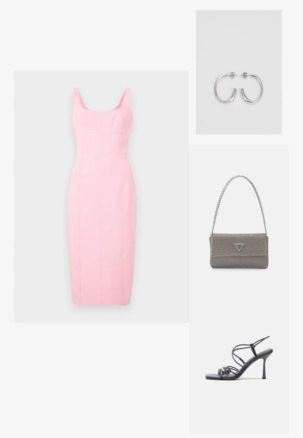 Rochie tip creion de culoare roz deschis, cu o siluetă ajustată, bretele late, decolteu pătrat și detalii cu cusături verticale pe corp.; Sandale negre cu toc înalt au curele subțiri cu un design legat, un vârf pătrat neted și un toc stiletto elegant.; Geantă metalică gri deschis, cu un strap din lanț, decorată cu mici ținte circulare metalice și un logo de marcă triangular.; Cercei rotunzi din argint cu un finisaj neted și strălucitor. Design ușor, având o formă rotundă și închidere cu tijă.