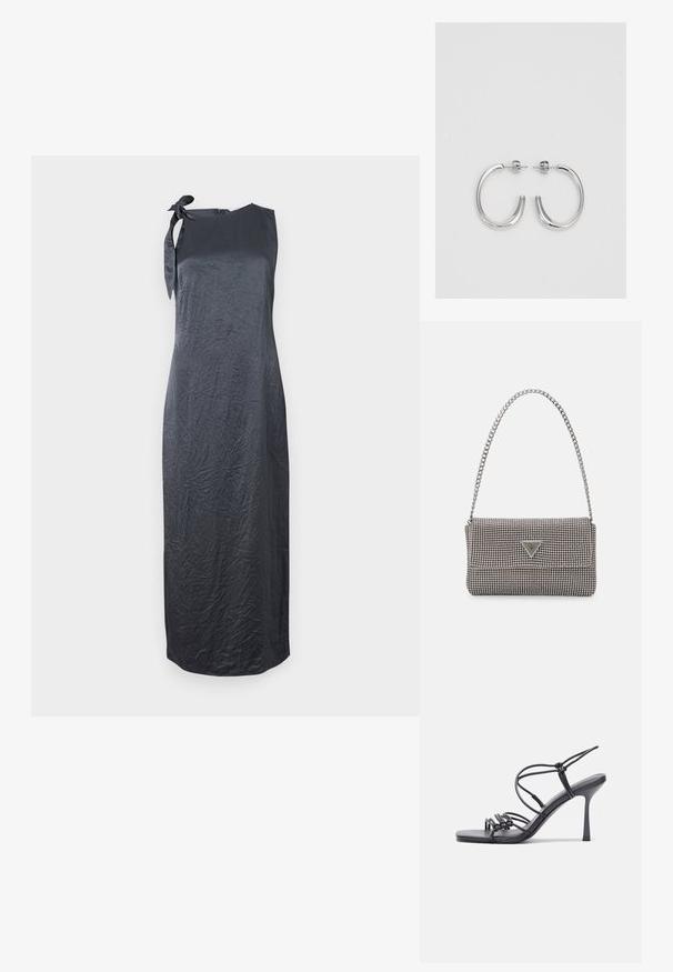 Fekete ujjatlan ruha bal vállon megkötő részlettel, sima, gyűrődött anyagból készült, egyenes sziluettel és térd alá érő nyakkivágással.; Fekete magas sarkú szandálok vékony pántokkal, csomózott mintával, sima négyzetes orral és karcsú stiletto sarkal rendelkeznek.; Világosszürke fémes kézitáska lánc pánttal, kis kör alakú fém kifinomult díszítéssel és háromszög alakú márkagéppel.; Ezüst karika fülbevalók sima, fényes felülettel. Lekerekített forma, könnyű kialakítással, tűs zárómechanizmussal.