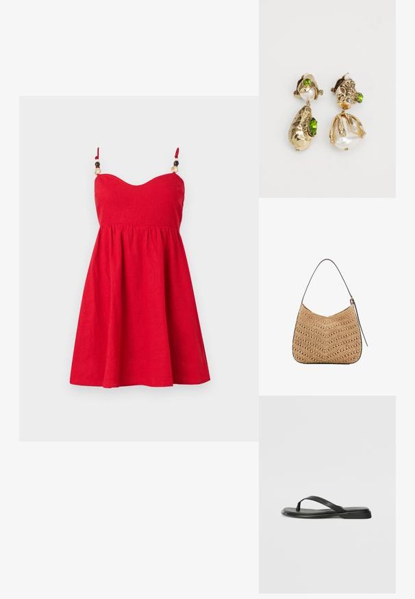 Rdeča lanena obleka z oprijetim topom, razširjenim krilom in nastavljivimi naramnicami, okrašenimi z lesenimi perlicami. Gladka tekstura.; Črne japanke iz gladke usnjene materiale, z tankim trakastim dizajnom in ravnim podplatom minimalnega profila. Brez opaznih vzorcev ali dodatkov.; Tkanina iz slame za ramensko torbico s ukrivljeno obliko, ki ima temno usnjeno naramnico in teksturo s chevron vzorcem.; Zlato tonirane uši so oblikovane z nepravilnimi teksturiranimi oblikami, okrašene z zelenimi dragulji in belimi biseri, pritrjene s sponkami.