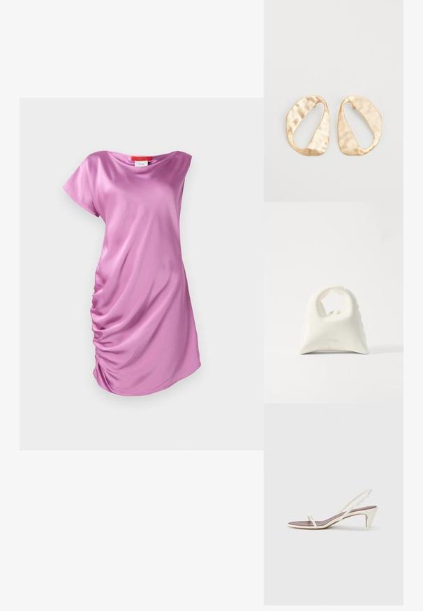 Rózsaszín selyemruha lazán illeszkedő fazonnal, rövid ujjakkal és redőzött oldalsó textúrával a részletgazdagság érdekében.; Fehér, pántos szandál enyhe sarokkal, vékony pántokkal és sima bőr textúrával; kis díszítő csattal rendelkezik.; Fehér kézitáska, texturált, ívelt dizájnnal. Kiemelkedő füllel és lekerekített aljjal rendelkezik, sima felülettel és minimális fémszerelvényekkel.; Egy pár szabálytalan, ovális formájú, aranyszínű fém fülbevaló, enyhén kalapált felülettel, fehér háttéren.