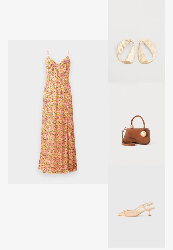 Robe maxi florale à fines bretelles, présentant un motif rose, orange et vert. Tissu léger avec un design fluide et un décolleté en V.; Stuart Weitzman KITTY - Escarpins - beige/barely beige; Sac à main en cuir marron avec un design ondulé, doté de deux accents dorés ronds et d'une bandoulière amovible pour un transport polyvalent.; Une paire de boucles d'oreilles en métal doré, de forme ovales irrégulières, avec une surface texturée et légèrement martelée sur fond blanc.