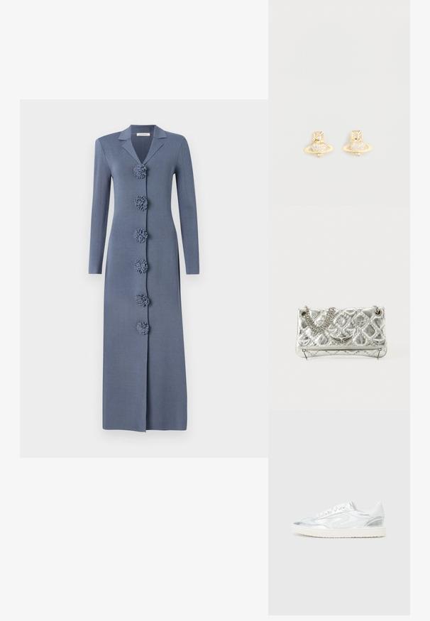 By Malene Birger ROSIE - Abito in maglia - grisaille; Scarpe da ginnastica bianche con accenti metallici argento, texture liscia, punta rotonda, suola piatta e design tradizionale con lacci.; Borsa a tracolla in metallo argento con manico a catena, texture trapuntata, cuciture decorative e chiusura zip. Presenta dettagli in rilievo sul fronte.; Orecchini a moneta in tono oro con design di Saturno, caratterizzati da una fascia testurizzata e cristalli circolari incastonati per un tocco di brillantezza in più.