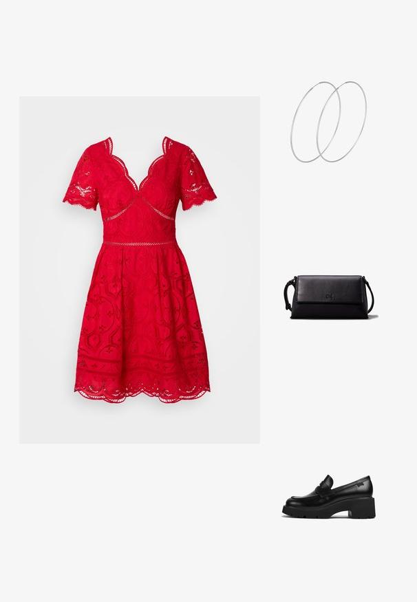 Červené čipkované šaty s krátkymi lemovanými rukávmi, dekolt vo forme písmena V, priliehavý pás a rozšírená sukňa s komplexným kvetinovým vzorom. Lemovanie s vlnitým okrajom.; Čierne kožené mokasíny s hrubým podpätkom a hrubou podrážkou, so strapcom na vrchu, zobrazené z boku na bielom pozadí.; Čierna kožená clutch taška s obdĺžnikovým tvarom, hladkou textúrou, plochým preklopom a malou rukoväťou na boku. Obsahuje jemné logo.; Strieborné kruhové náušnice s minimalistickým dizajnom. Cirkulárny tvar, hladký povrch a tenký profil. Ľahké s lesklým povrchom.