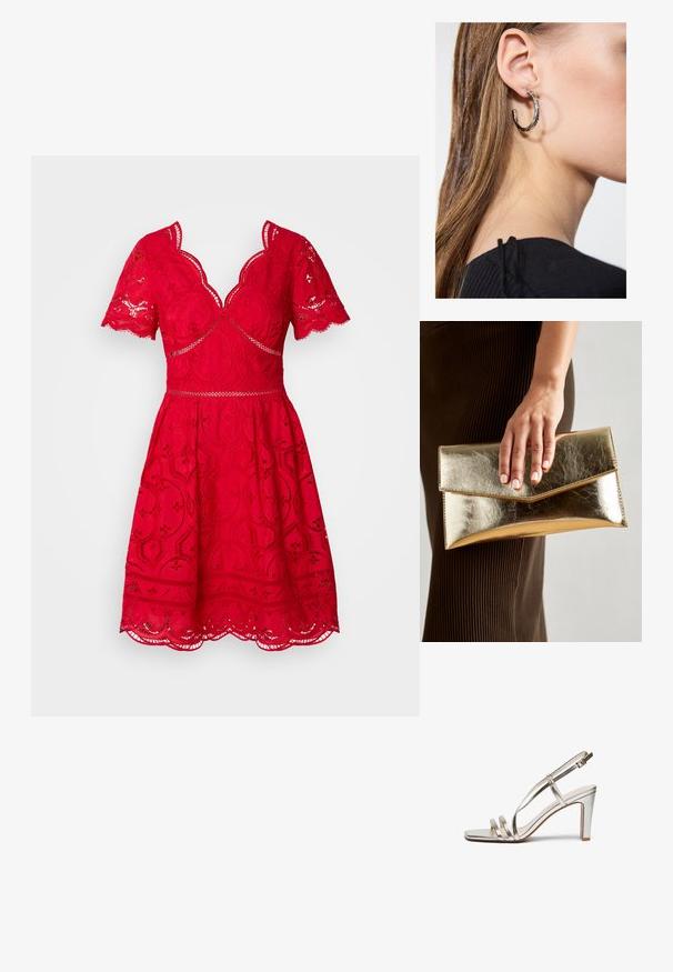 Punane pitskleit lühikeste laineliste varukatega, V-kaelusega, figureeriv talje ja laienev seelikuosa, millel on keerukas lillemuster. Lainelise äärisega.; Metallilise hõbedase värvi kõrge kontsaga sandaal avatud varbaga, millel on jalas kolm õhukest rihma ja pahkluuring koos kinnitusega.; Kuldne metallist käekott, millel on sile tekstuur ja kolmnurkne klapp. Kotti hoidev käsi on hoolikalt maniküüritud küüntega.; Hõbedane rõngas kõrvarõngas poleeritud viimistlusega, millel on väikesed kuldsed aktsendid ja ümmargune kuju, kantud lobus.