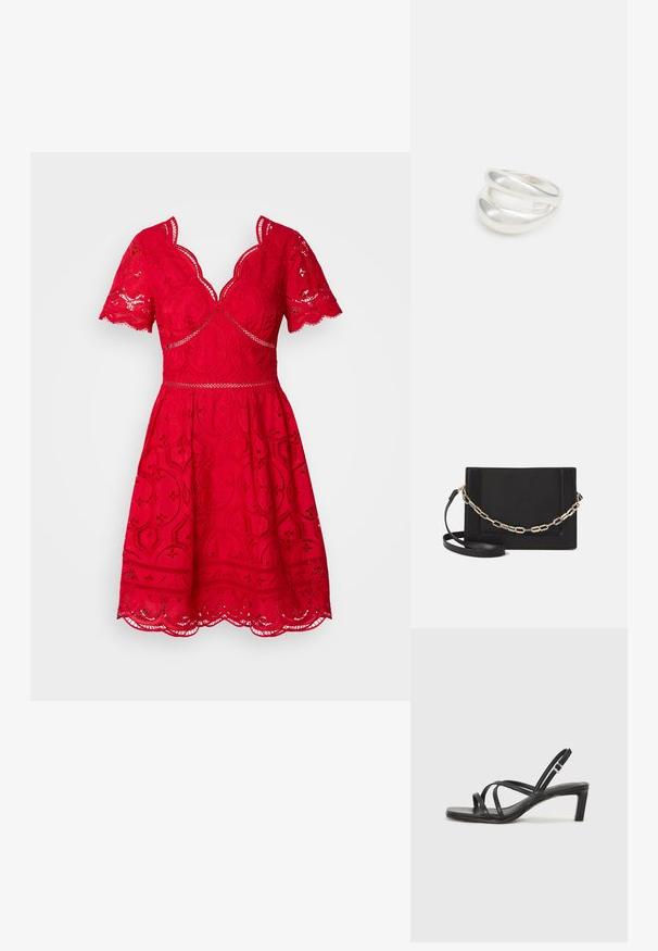 Sarkans mežģīņu kleita ar īsām viļņotām piedurknēm, V formas kakla izgriezumu, pieguļošu jostasvietu un izplestu svārku ar sarežģītu ziedu rakstu. Viļņota apakšmalu.; Melnas strappy sandales ar kvadrātveida purngaliem un zemu bloku papēdi. Ievērojamas ar vairākiem plāniem siksniņām un regulējamu potītes siksniņu. Izgatavotas no gludas ādas.; Melna ādas crossbody soma ar gludu faktūru, taisnstūrveida formu un metalizētu ķēdes detaļu priekšā. Iekļauta regulējama siksna.; Sudraba divu joslu gredzens ar gludu, pulētu virsmu. Iezīmējas ar plūstošu, izliekta dizaina struktūru ar pārklājošām sekcijām modernam izskatam.