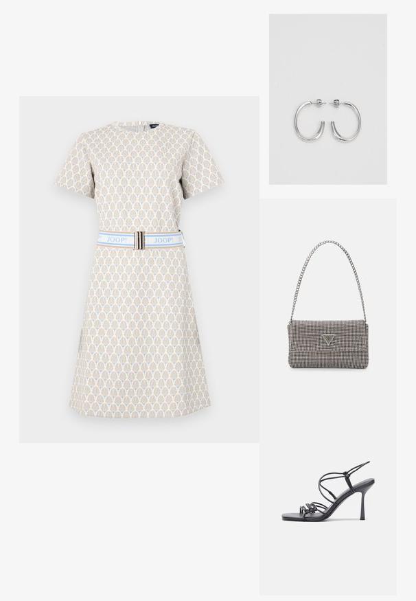 Sukienka z krótkim rękawem w kolorze kremowym z geometrycznym wzorem w odcieniach niebieskiego i brązu. Posiada niebieski pasek z metalicznym akcentem oraz okrągły dekolt.; Czarne sandały na wysokim obcasie mają cienkie paski z węzłowym wzorem, gładki, kwadratowy czubek i smukły obcas w stylu szpilki.; Jasnoszara metaliczna torebka na łańcuszku, ozdobiona małymi okrągłymi metalowymi ćwiekami oraz trójkątnym logo marki.; Srebrne kolczyki na biglu o gładkim, błyszczącym wykończeniu. O zaokrąglonym kształcie, lekkim designie, z zamknięciem na zatrzask.