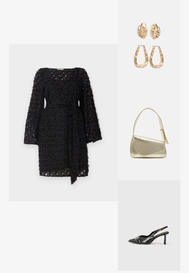 Svart klänning i texturerad tyg med blommönster, långa ärmar och ett knytbälte i midjan.; Svart lackläder slingbacksko med spetsig tå, ankelremmar med silverfärgade spännen och detaljer samt en smal klack.; Guldfärgad metallhandväska med en strukturerad design, slät textur och justerbar rem. Har en unik triangulär form och minimalistisk sömnad.; Örhängen i guldton med texturerade, vågiga former. Inkluderar skulpturala clip-on-stift och öppen hoop-design med hamrad finish.