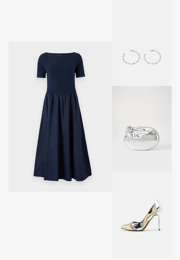 GAP DRESS - Maksi garuma kleita - navy uniform; Apspīlēta augstpapēžu kurpe ar zeltītu, sudrabi un neitrālu krāsu kombināciju. Spīguļojoša virsma ar izgriezuma dizainu, aprīkota ar stiletto papēdi.; Sudraba metāliska poga somiņa ar mīkstu, noapaļotu formu un mezgla augšējo aizdari. Izgatavota no gludas mākslīgās ādas materiāla.; Sudraba gredzenveida auskari ar savītu dizainu, kas ir ar pulētu apdari un ar aizmugurēju fiksāciju. Izmērs ir aptuveni 3 cm diametrā.