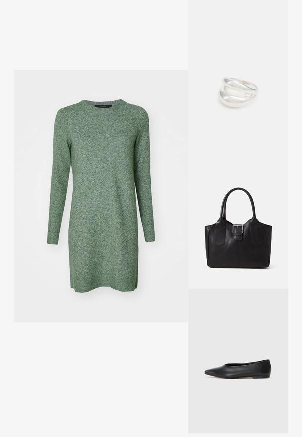 Grön stickad klänning med lång ärm, rundad nacke och en något löst sittande passform. Texturen är mjuk och tyget har ett subtilt mönster.; Svart läderballetflat, spetsig tå, minimalistisk design, slät textur, låg klack, ingen synlig hårdvara eller utsmyckningar.; Svart läder tote-väska med slät yta, strukturerad form, två handtag och en framträdande silverfärgad spänne på framsidan.; Silver ring med dubbel band och en slät, polerad yta. Har en flödande, böjd design med överlappande sektioner för en modern stil.