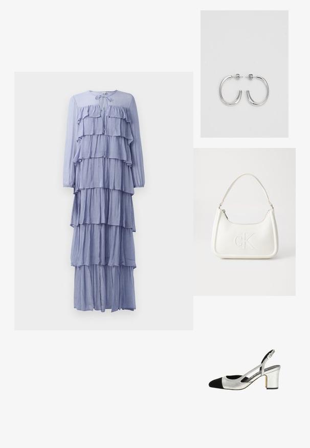 Világoskék, hosszú ujjú ruha, mely több vízszintes fodorral, kerek nyakkivágással és megkötővel rendelkezik, valamint lágyan hullámzó, réteges kialakítással.; Ezüst slingback pump fekete orral, textúrált felsőrésszel és tömbtalppal. Kivágott oldalakkal és állítható pánttal a kényelmes illeszkedésért.; Fehér bőrtáska ívelt formájú, elöl feltűnő "CK" logóval, egyetlen vállpánttal. Cipzáras zárás a tetején.; Ezüst karika fülbevalók sima, fényes felülettel. Lekerekített forma, könnyű kialakítással, tűs zárómechanizmussal.