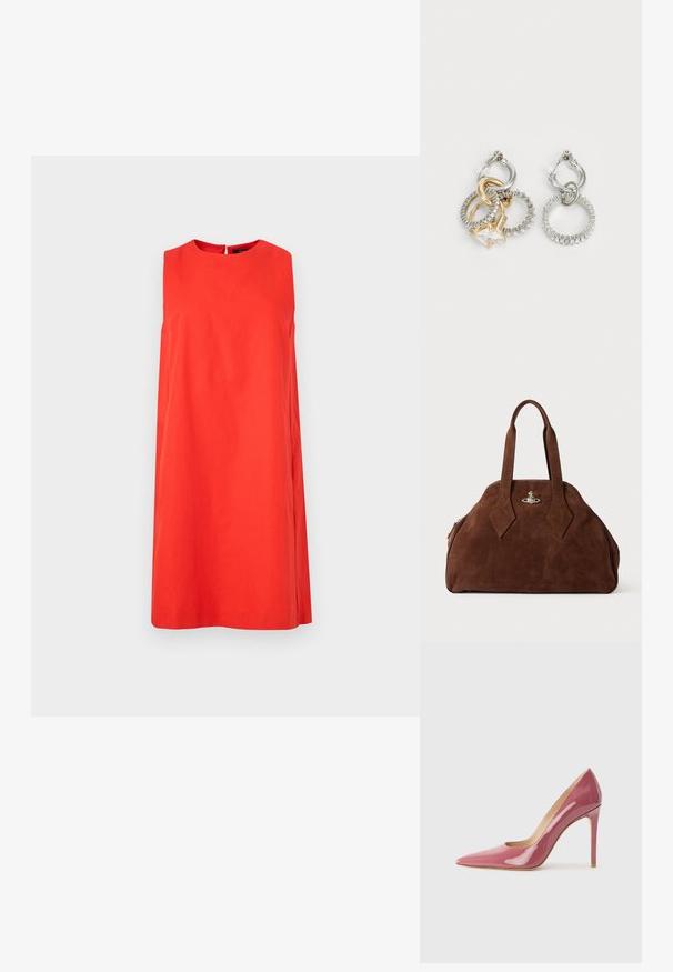 Czerwona sukienka bez rękawów, wykonana z bawełny, z okrągłym dekoltem i prostym krojem. Tył ma małe otwarcie w kształcie klucza.; Różowe lakierowane szpilki o spiczastym nosku i smukłej sylwetce, z wycięciem i obcasem w stylu stiletto.; Brązowa torebka z zamszu o usztywnionym kształcie, zaokrąglonym korpusie i wydłużonych uchwytach w kształcie diamentu. Charakteryzuje się srebrnym zamknięciem.; Kolczyki typu hoop z plecionymi złotymi i srebrnymi pierścieniami, z akcentem w postaci przezroczystego cyrkonii oraz teksturowaną obrączką na jednym z pierścieni.