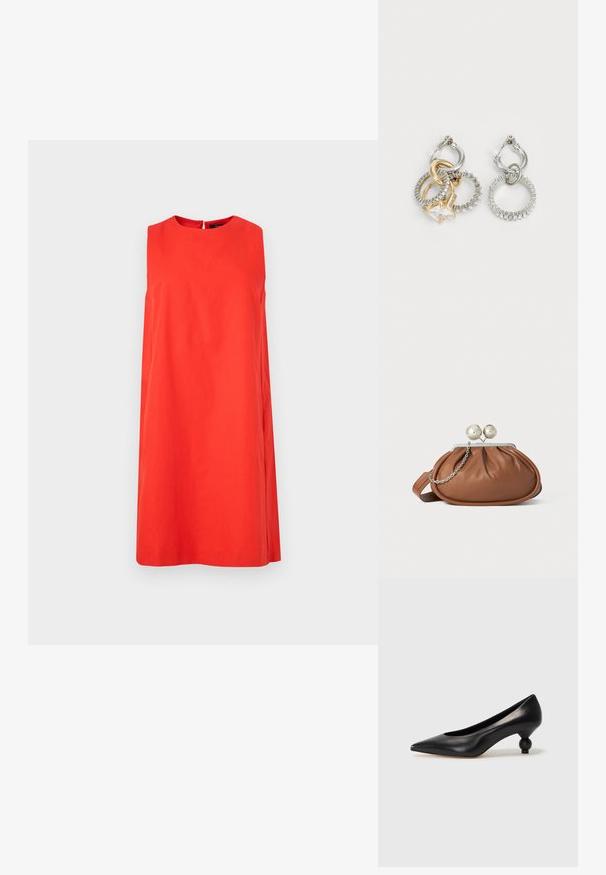Rode mouwloze jurk van katoen, met een ronde halslijn en een rechte silhouet. De achterkant heeft een kleine sleutelgatsopening.; Zwarte leren hoge hak schoen met een spitse neus en een ronde, bolle hak. Gladde textuur met een elegant, minimalistisch ontwerp.; Bruine leren clutch met een zilveren balsluiting en een klein zilveren kettingdetail op een witte achtergrond.; Oorbellen in de vorm van hoops met verweven gouden en zilveren ringen, voorzien van een heldere cubic zirconia accent en een textuurband op één ring.