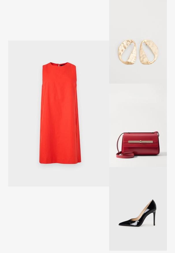 Robe sans manches rouge en coton, avec un col rond et une silhouette droite. Le dos présente une petite ouverture en forme de clé.; Escarpin noir en cuir verni avec un design à bout pointu et une silhouette élégante. Présente une finition lisse et brillante ainsi qu'un talon aiguille fin.; Stuart Weitzman POSH SHOULDER BAG - Sac bandoulière - cherry; Une paire de boucles d'oreilles en métal doré, de forme ovales irrégulières, avec une surface texturée et légèrement martelée sur fond blanc.