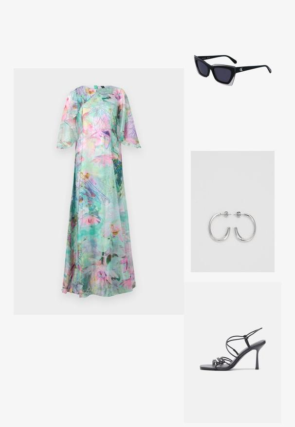 Maxi-Kleid aus durchscheinendem Stoff, mit einem grünen und pastellfarbenen Blumendruck, in gewelltem Design und kurzen, schaufeligen Ärmeln.; Schwarze, hochhackige Sandalen mit dünnen Riemen und einem geknoteten Design, einer glatten, rechteckigen Zehenpartie und einem eleganten Stiletto-Absatz.; Schwarze übergroße Sonnenbrille mit geometrischer Form, ausgestattet mit dunklen Gläsern und einem kontrastierenden grauen Detail im Rahmen. Logo am Bügel.; Silberne Creolen mit einer glatten, glänzenden Oberfläche. Abgerundete Form, leichtes Design, mit einer Steckverschluss.