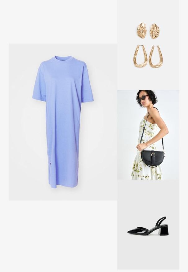 Lys lilla T-skjortekjole med korte ermer, rund hals og sideslit. Laget av mykt stoff, med et avslappet, rett snittdesign.; Svarte patentlær slingback hæler med spiss tå og geometrisk blokk hæl. Har et stilrent, minimalistisk design og jevn tekstur.; Svart lærveske med en buet form, avtagbar stropp og gullbeslag. Vesken har et klaff med spenne-detall.; Gullfargede øredobber med teksturerte, bølgete former. Inkluderer skulpturelle klipsstuds og åpen hoop-design med en hamret finish.