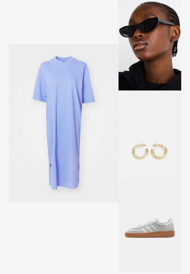 Vestido T-shirt em lavanda clara, com mangas curtas, decote redondo e abertura lateral. Feito de tecido suave, apresentando um design relaxado e corte reto.; Sapatilha de camurça cinza claro com acabamentos em pele branca, três riscas brancas e sola de borracha castanha, apresentando um colarinho almofadado para conforto.; Óculos de sol cat-eye pretos com acabamento mate, com um design elegante e bordas suavemente curvadas, colocados em contraste com a roupa escura de um modelo.; Brincos em argola dourados com um acabamento liso e brilhante. Design circular com um pequeno pino e suporte transparente para um uso seguro.