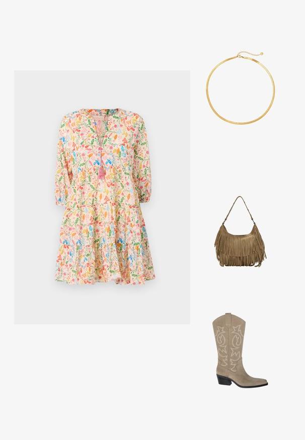 Sukienka w kwiatowy wzór z różowym tłem, z rękawami trzyczwartkowymi, dekoltem w kształcie litery V z frędzlami oraz wielowarstwowym fasonem spódnicy.; PULL&BEAR - Kowbojki i obuwie motocyklowe; Brązowa torebka z zamszu z długimi frędzlami, o zakrzywionym kształcie i pojedynczym paskiem na ramię. Posiada gładką, teksturowaną powierzchnię.; Złota siateczkowa naszyjnik choker o płaskim, elastycznym kształcie. Posiada przedłużkę łańcuszka dla regulowanej długości. Gładka tekstura, minimalistyczny wygląd.