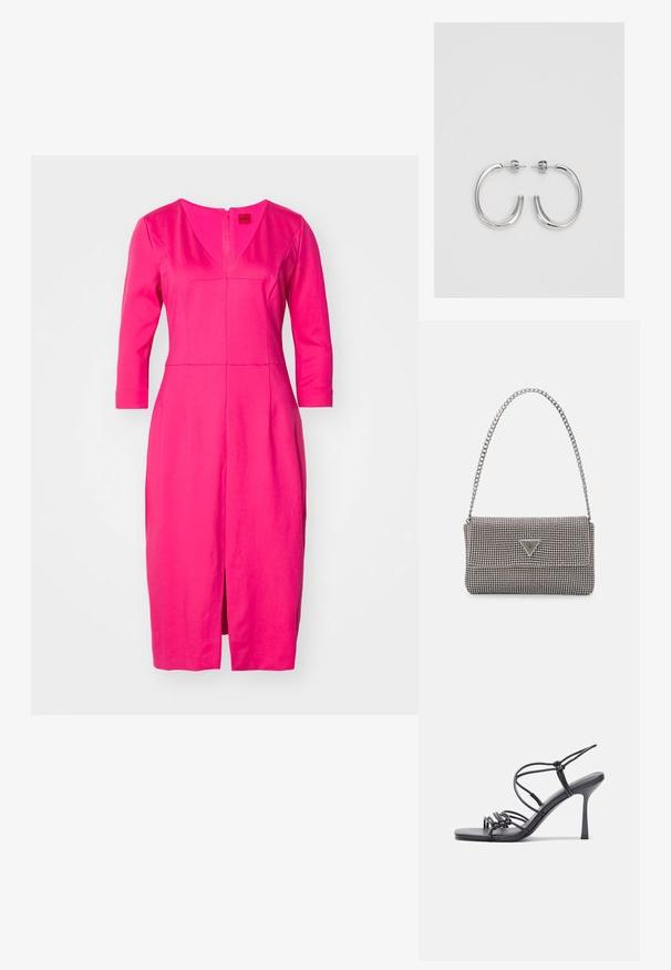 Fuchsiové šaty s trojštvrťovými rukávmi, V-výstrihom, prispôsobeným strihom, po kolená, s predným rozparkom a diagonálnymi švami pre lepšiu štruktúru.; Čierne sandále na vysokom podpätku majú tenké remienky s uzlovým dizajnom, hladký štvorcový špičku a elegantný stiletto podpätok.; Svetlošedá metalická kabelka s reťazovým popruhom, ozdobená malými kruhovými kovovými štítkami a trojuholníkovým logom značky.; Strieborné kruhové náušnice s hladkým a lesklým povrchom. Okrúhly tvar, ľahký dizajn, s uzáverom na kolík.