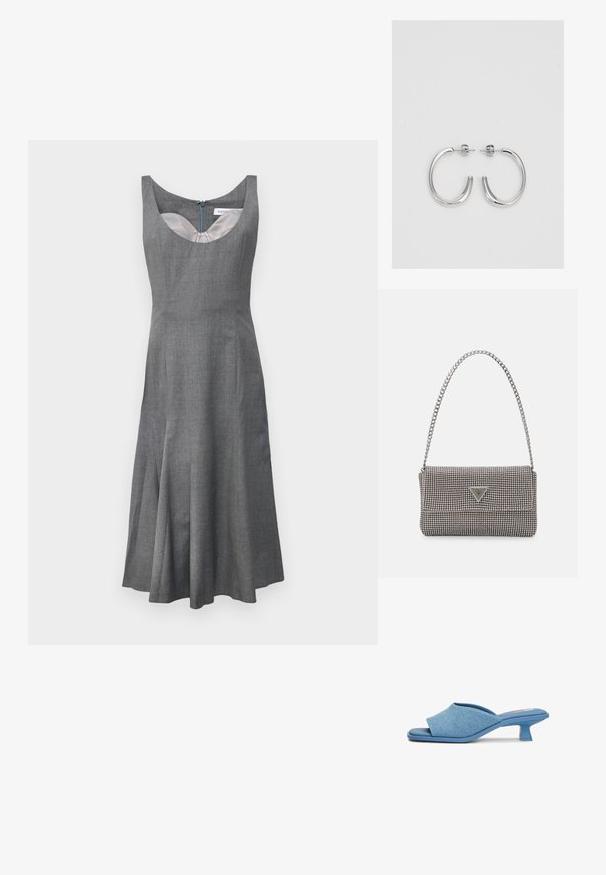Szürke ujjatlan ruha, kerek nyakkivágással, bővülő szoknyával és rejtett hátsó cipzárral. Texturált anyagból készült, sima béléssel.; Kék farmer hatású szandálok, keresztpántos kialakítással, alacsony geometrikus sarokkal és sima, textúrált felülettel.; Világosszürke fémes kézitáska lánc pánttal, kis kör alakú fém kifinomult díszítéssel és háromszög alakú márkagéppel.; Ezüst karika fülbevalók sima, fényes felülettel, ívelt formával és postazáras zárral. Minimalista, modern kivitel.