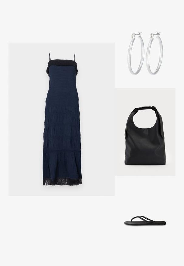 Tamsiai mėlyna be petnešėlių suknelė su suraukta liemens dalimi, tekstūruota medžiaga, sluoksniuotomis raukiniais ir kutais puošta apačia. Reguliuojamos plonos petnešėlės.; Juodos šlepetės su tekstūruotu guminio pado, dviem siauromis dirželių ir subtiliu, įspaustu logotipo detalė ant dirželio.; Juoda odinė hobo tipo rankinė su viena minkšta, apvalia rankena; pasižymi lygiu paviršiumi ir minimalizmu. Nėra matomų detalių ar akcentų.; Sidabriniai auskarai su sklandžiu, poliruotu paviršiumi. Apvalios formos ir saugus uždarymo mechanizmas. Lengvas dizainas, tinkantis kasdieniam dėvėjimui.