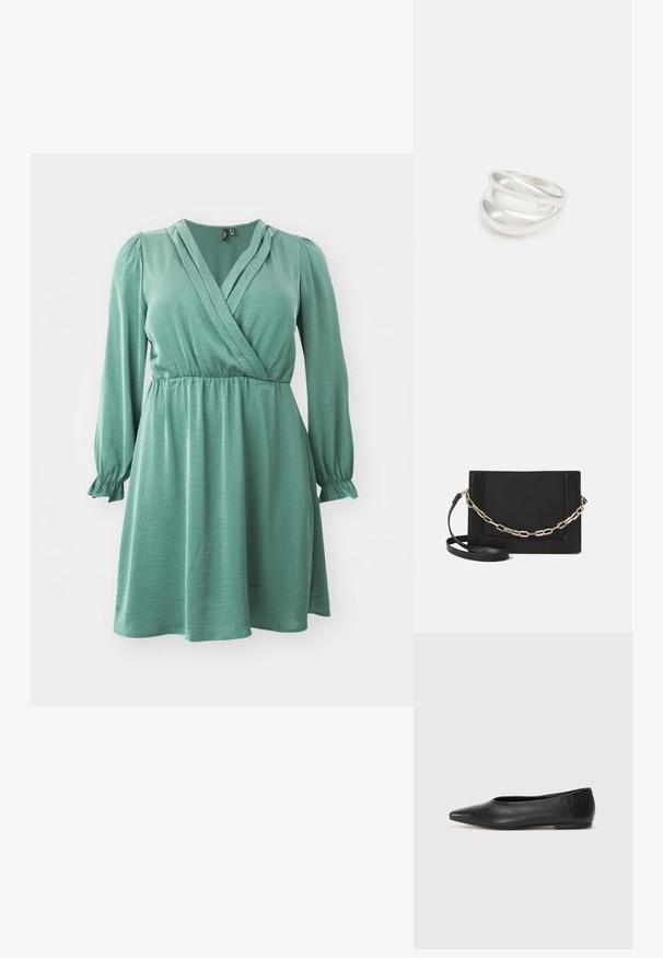 Vihreä kietaisumekko, joka on valmistettu sileästä kankaasta. Tässä mekossa on pitkät hihat joustavilla hihansuilla, V-pääntie sekä vyötäröllä istuva malli, joka laskeutuu levenevänä hameena.; Musta nahkainen ballerinatyyppinen kenkä, terävä kärki, minimalinen muotoilu, sileä pinta, matala korko, ei näkyvää metalliosaa tai koristeita.; Musta nahkainen olkalaukku, jossa on sileä pinta, suorakulmainen muoto ja metalliketju yksityiskohtana edessä. Mukana säädettävä hihna.; Hopeinen kaksinkertainen rengas, jossa on sileä, kiillotettu pinta. Siinä on sulava, kaareva muotoilu, jossa on päällekkäisiä osia modernin ilmeen saavuttamiseksi.