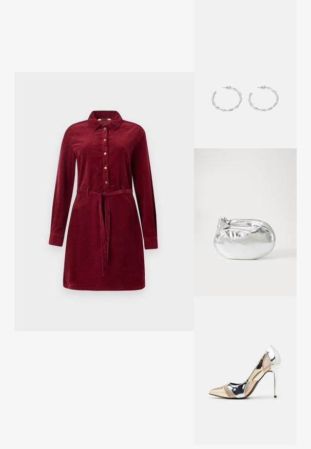 Vinröd kordfloddsklänning med långa ärmar, knapplist fram, krage och midjeband. Har sidofickor och en något utsvängd kjol.; Spetsig tå högklackad sko med en färgpalett av silver, guld och nude. Glansig yta med utskärningsdesign, utrustad med en stilettklack.; Silverfärgad metallisk påse med en mjuk, rundad form och en knutstängning upptill. Tillverkad av ett mjukt material i konstläder.; Silverörhängen med en vriden design som har en blank yta och bakåtlås. Mått ca 3 cm i diameter.